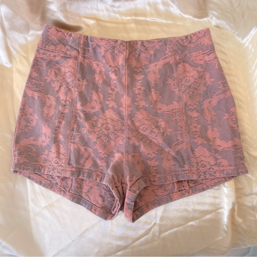 Kimchi Blue (Urban Outfitters) • Coral Pink/Mauve Swirl Retro High-Waist Shorts